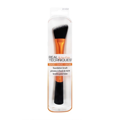 Festive Gifting Real Techniques Blush brush is a medium, rounded contour brush and a must-have beauty makeup accessory that will help to create beautiful definition to your cheeks. A finishing touch of a little blush.